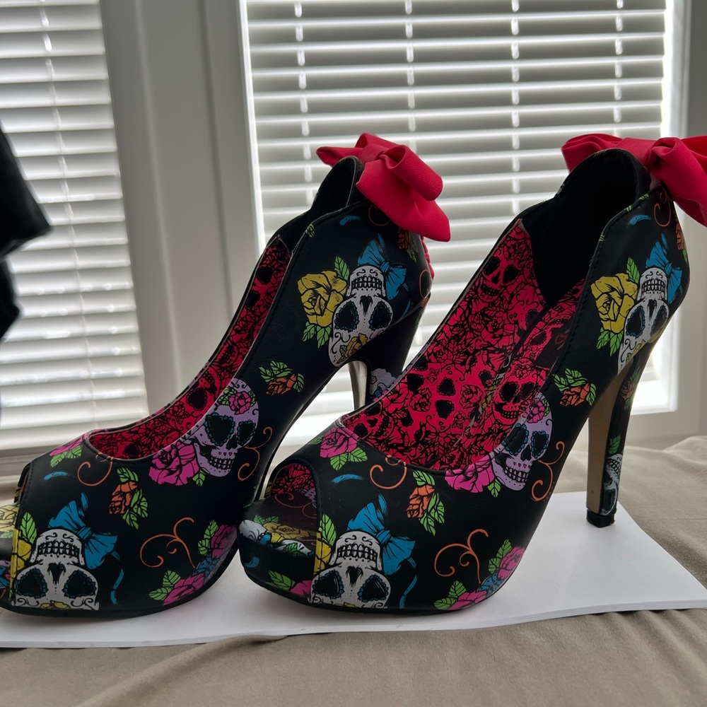 Neon pink bow open-toe heels